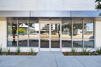 16710 Ventura Blvd, Encino, CA à louer Photo de l’immeuble– Image 1 sur 6