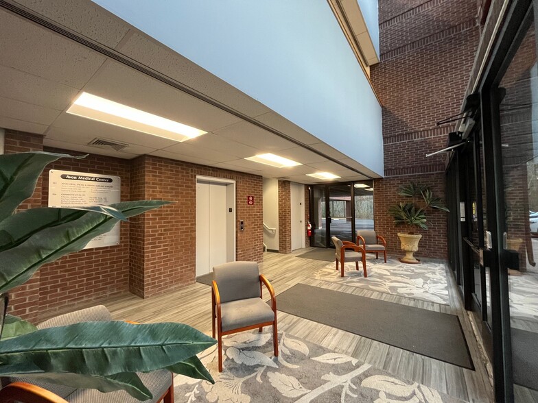34 Dale Rd, Avon, CT à louer - Photo de l’immeuble – Image 3 sur 5