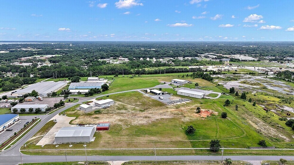 1721 Leesburg Commons Ct, Leesburg, FL à vendre - Photo de l’immeuble – Image 2 sur 11