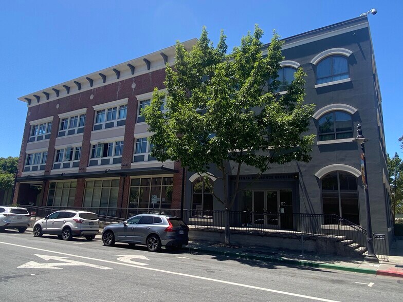 101 2nd St, Petaluma, CA à louer - Photo de l’immeuble – Image 2 sur 9