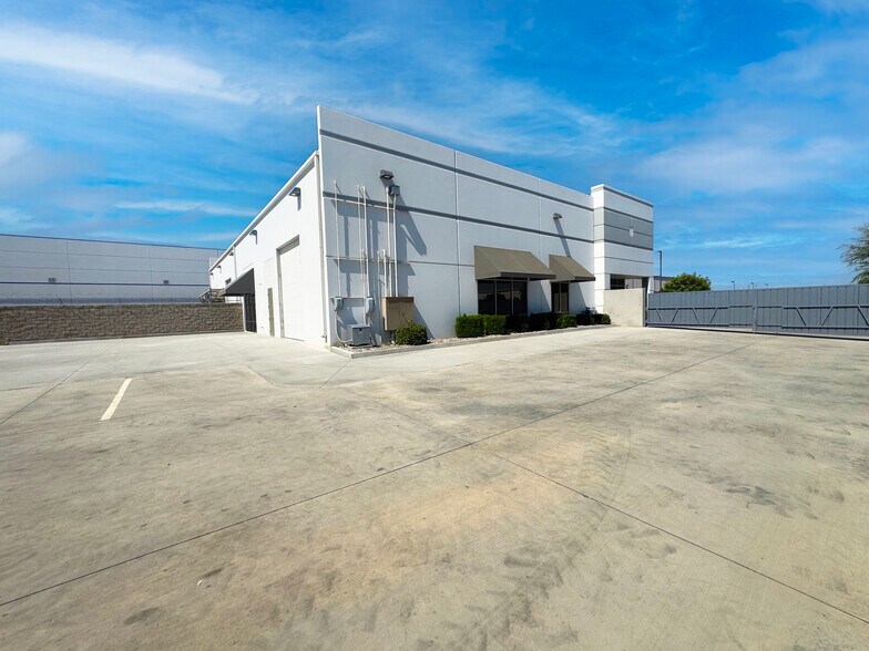 19237 Flightpath Way, Bakersfield, CA à louer - Photo de l’immeuble – Image 3 sur 8