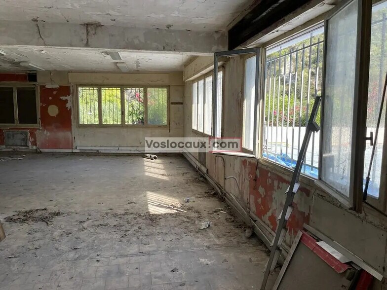 Local d’activités dans La Trinité à louer - Photo de l’immeuble – Image 2 sur 2