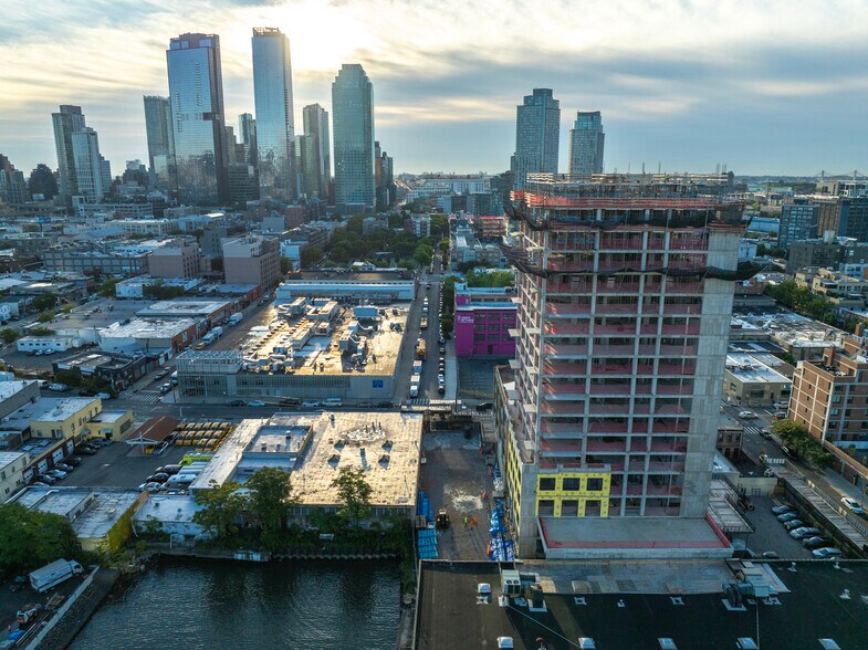 45-40 Vernon Blvd, Long Island City, NY à louer - Photo de l’immeuble – Image 3 sur 4