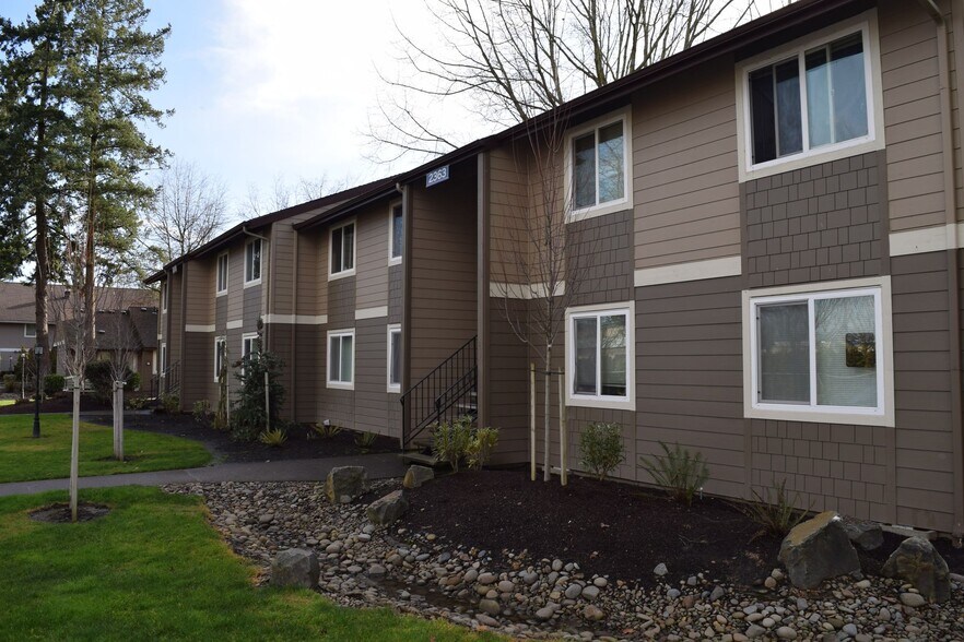 2377 W Hayes St, Woodburn, OR à vendre - Photo de l’immeuble – Image 3 sur 19