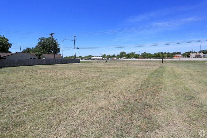 I-35 & Austin St, Sanger, TX à louer - Photo de l’immeuble – Image 3 sur 3