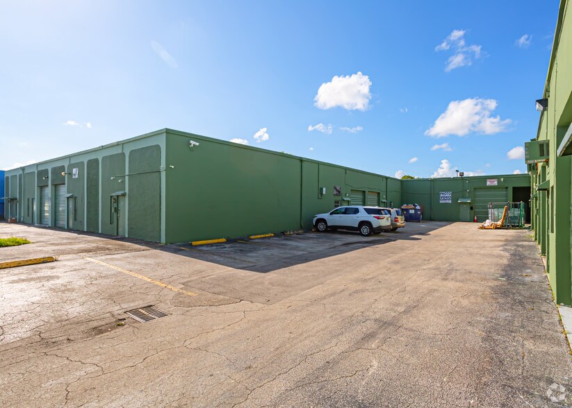 350-382 NE 191st St, Miami, FL à louer - Photo de l’immeuble – Image 3 sur 8