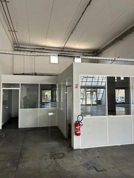 Local commercial dans Aubagne à louer - Photo de l’immeuble – Image 3 sur 8