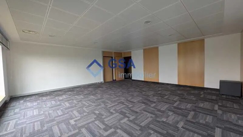 Bureau dans Évry-Courcouronnes à vendre - Photo de l’immeuble – Image 3 sur 9