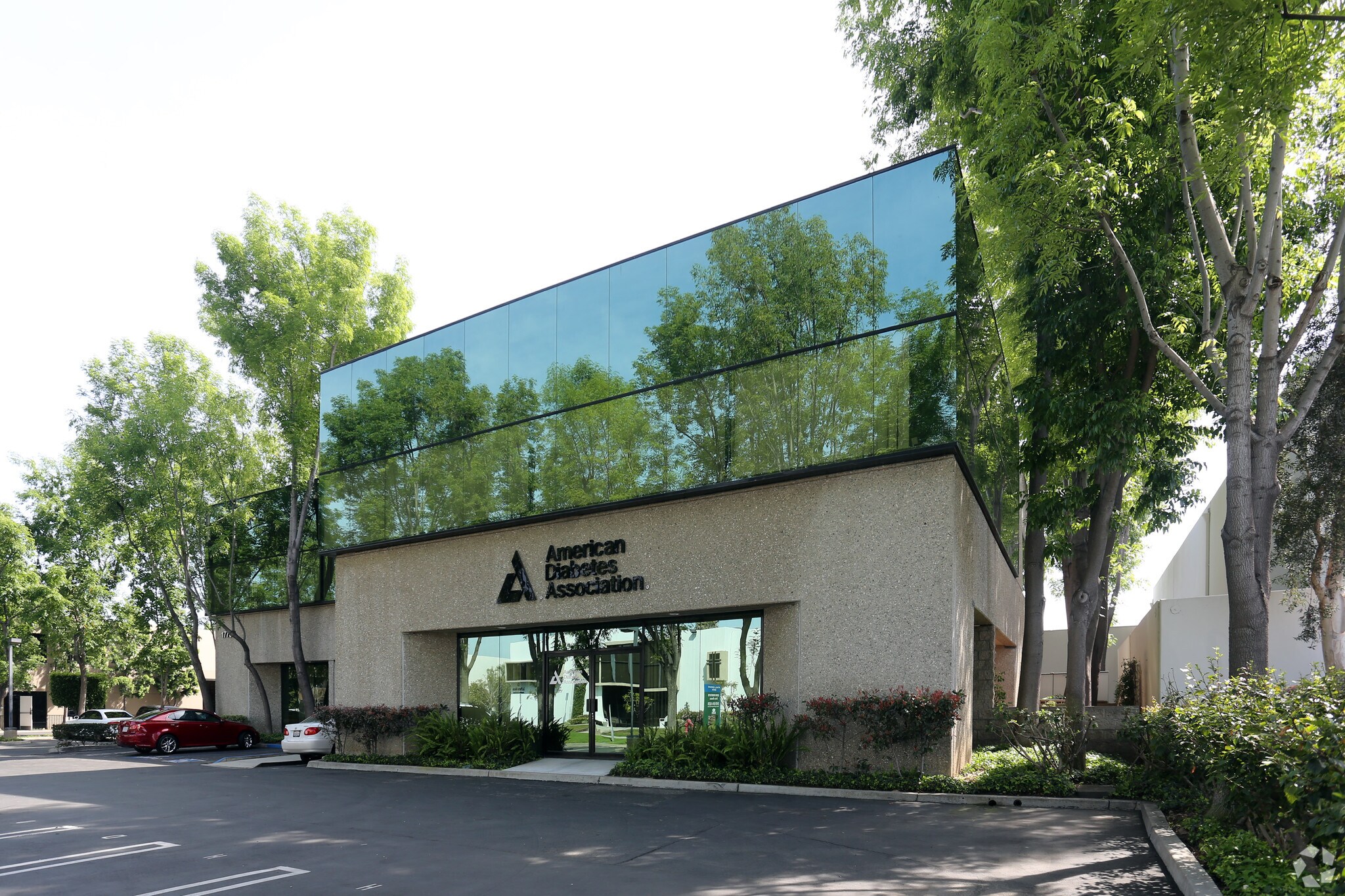 17752 Mitchell N, Irvine, CA à louer Photo principale– Image 1 sur 13