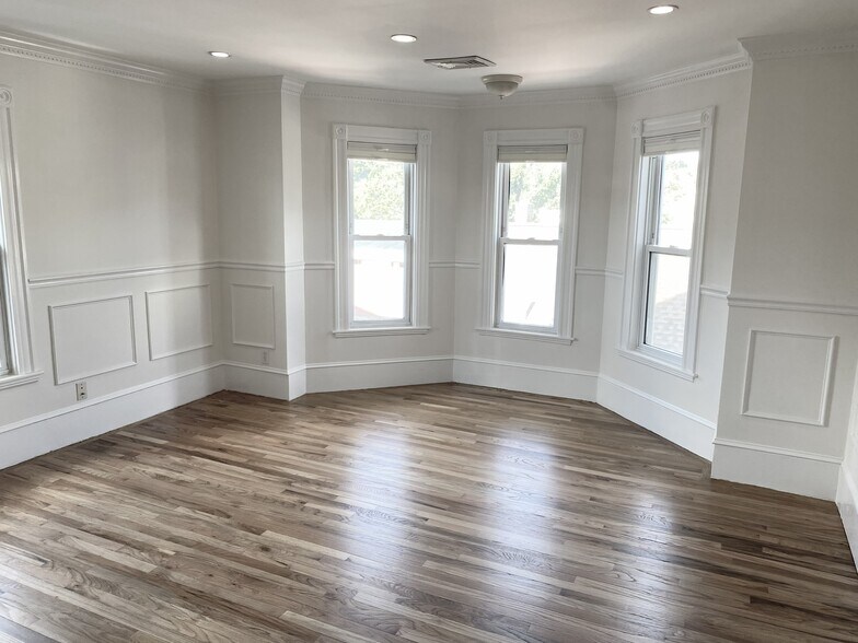 8 White Ave, Chestnut Hill, MA à vendre - Photo de l’immeuble – Image 3 sur 26