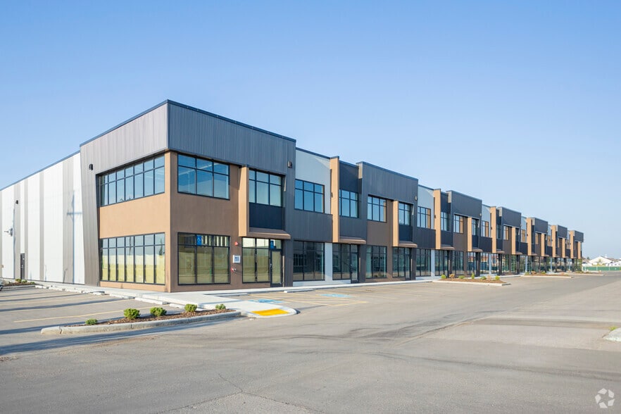 120 Commercial Dr, Calgary, AB à louer - Photo principale – Image 1 sur 8