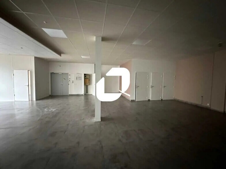 Local d’activités dans Sartrouville à louer - Photo de l’immeuble – Image 2 sur 23