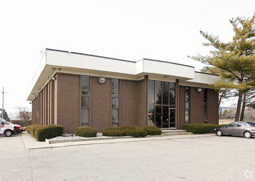 23999 W 10 Mile Rd, Southfield, MI à vendre - Photo de l’immeuble – Image 3 sur 9