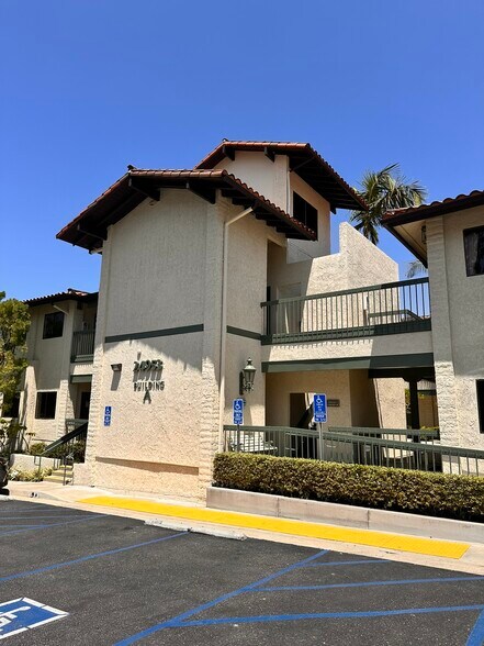 24953 Paseo De Valencia, Laguna Hills, CA à louer - Photo de l’immeuble – Image 2 sur 9