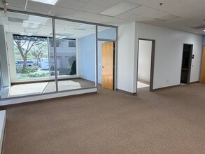 28358 Constellation Rd, Valencia, CA à louer Hall d’entrée– Image 2 sur 19