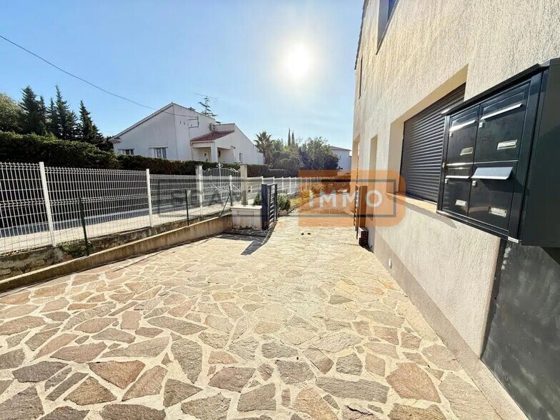 Bureau dans Saint-Raphaël à louer - Photo de l’immeuble – Image 2 sur 5