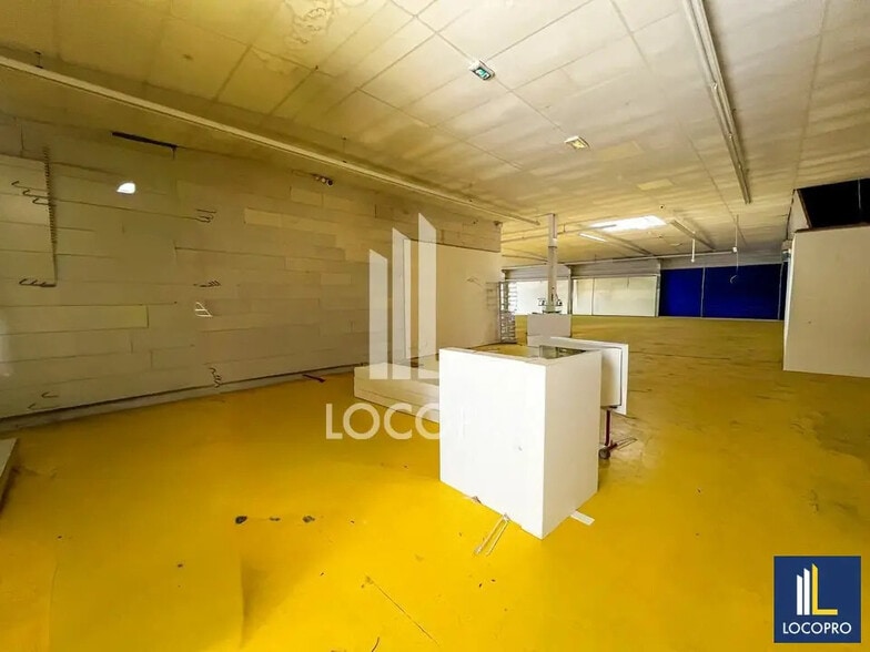 Local commercial dans Orange à louer - Photo de l’immeuble – Image 3 sur 8