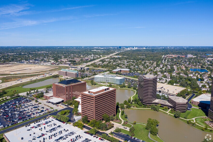 1 Pierce Pl, Itasca, IL à louer - Photo de l’immeuble – Image 3 sur 5