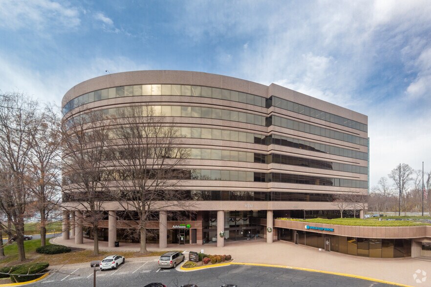 8330 Boone Blvd, Vienna, VA à louer - Photo de l’immeuble – Image 1 sur 8
