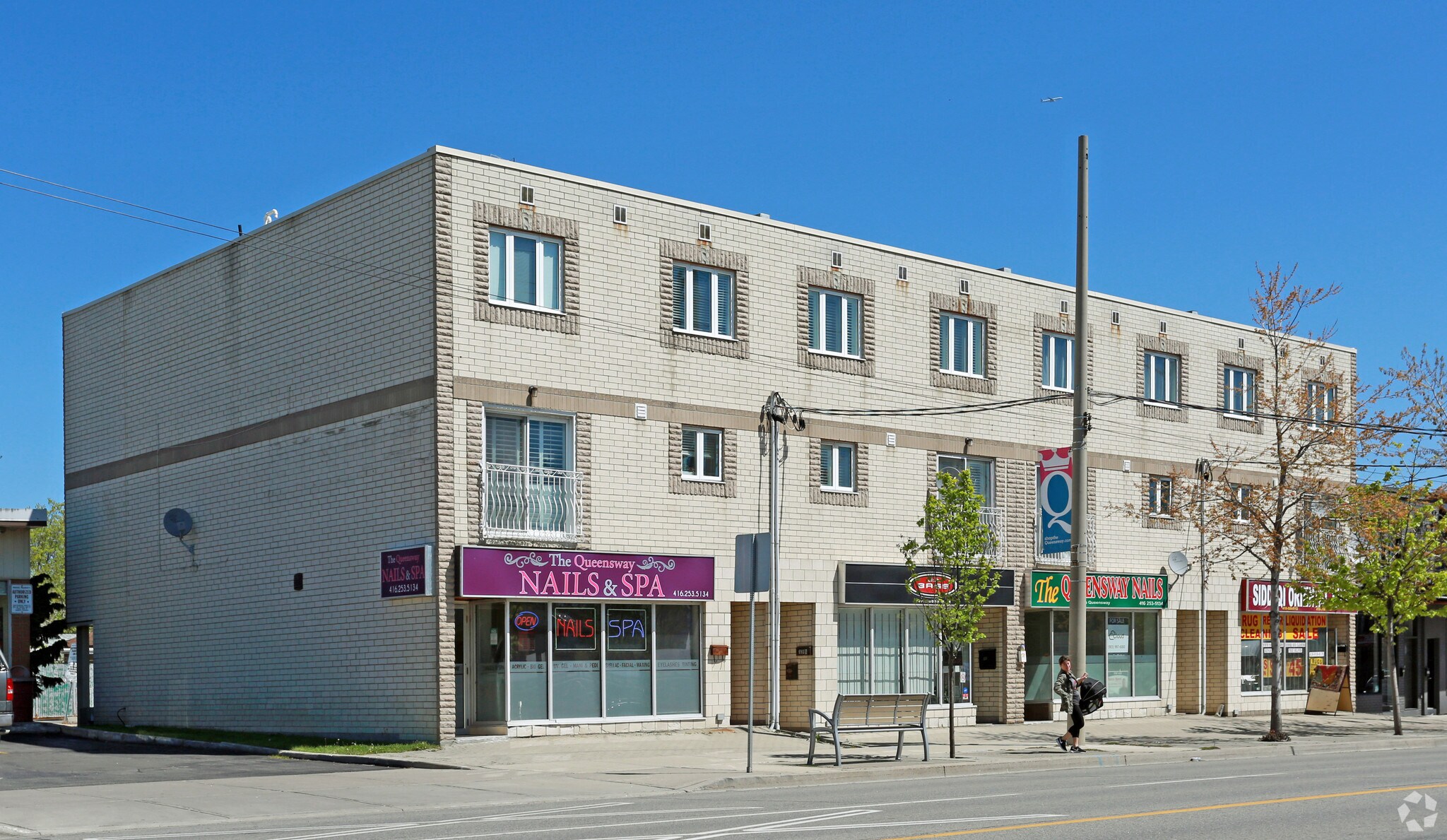 694-700 The Queensway, Toronto, ON à vendre Photo principale– Image 1 sur 4