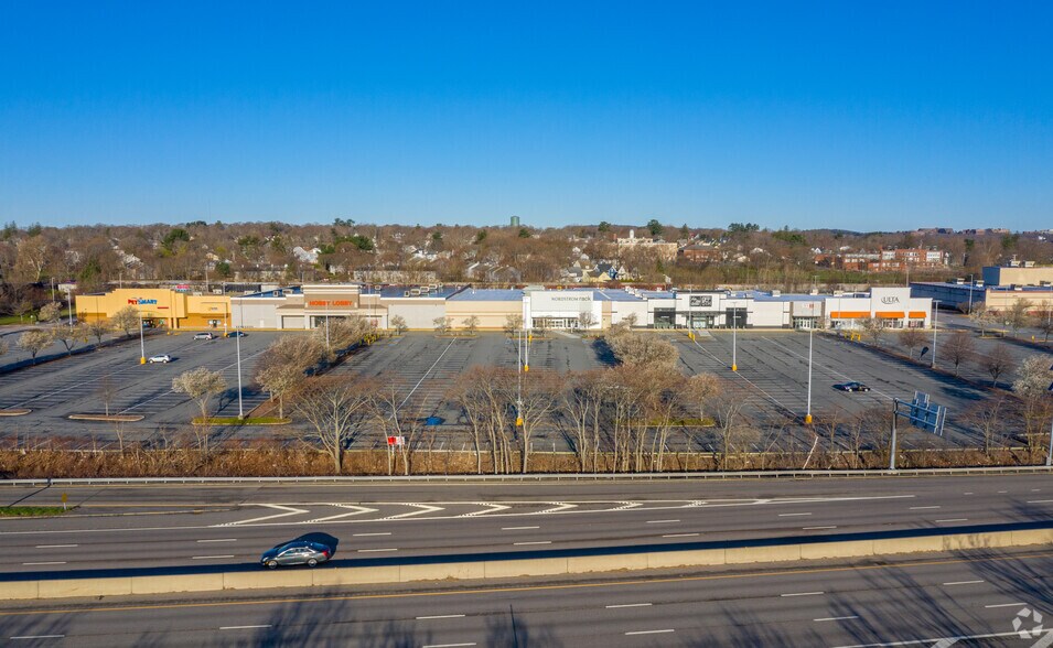 200-380 Grossman Dr, Braintree, MA à louer - Photo de l’immeuble – Image 1 sur 15