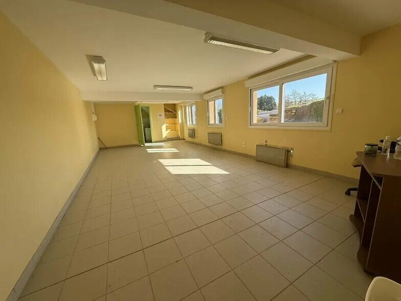 Local d’activités dans Beauvais à louer - Photo de l’immeuble – Image 1 sur 15