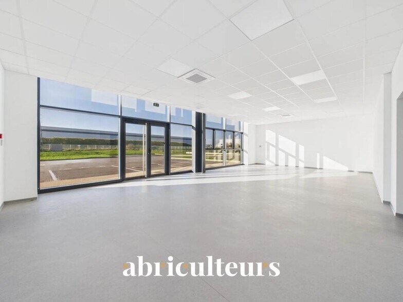 Industriel/Logistique dans Chartres à vendre - Photo de l’immeuble – Image 3 sur 5