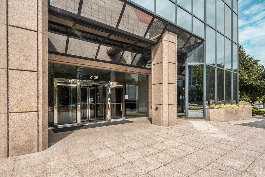 2435 N Central Expy, Richardson, TX à louer - Photo de l’immeuble – Image 3 sur 18