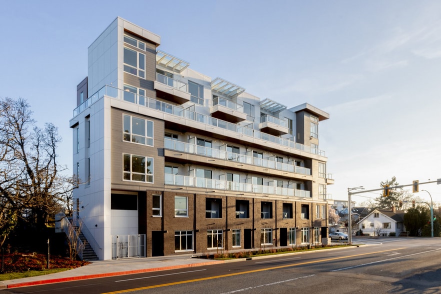 1301 Hillside Av, Victoria, BC à vendre - Photo principale – Image 1 sur 2