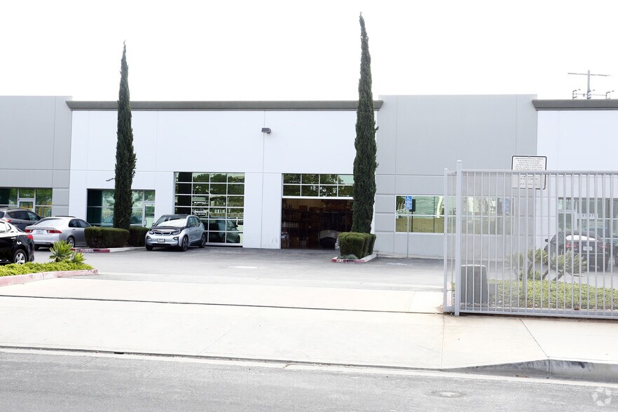 7500-7536 Tyrone Ave, Van Nuys, CA à louer - Photo de l’immeuble – Image 3 sur 9