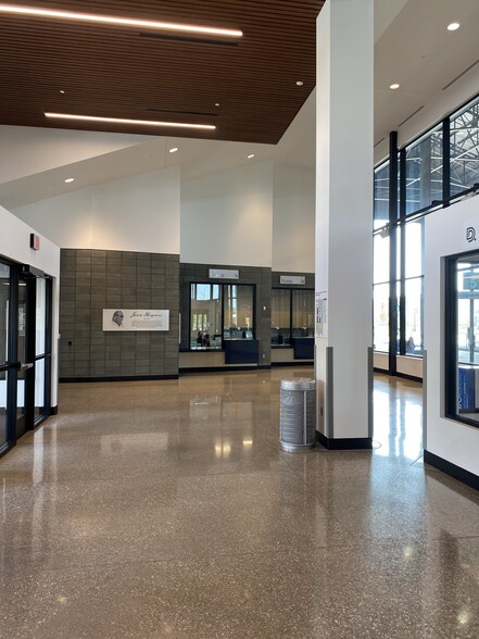 1121 8 Mile Rd, Detroit, MI à louer - Photo de l’immeuble – Image 3 sur 5