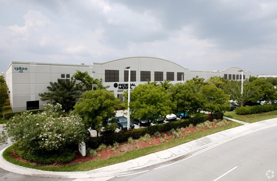 13800 NW 2nd St, Sunrise, FL à louer - Photo de l’immeuble – Image 2 sur 12
