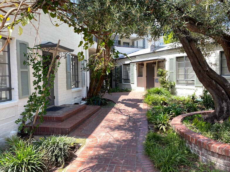 153 S Lasky Dr, Beverly Hills, CA à louer - Photo de l’immeuble – Image 2 sur 8