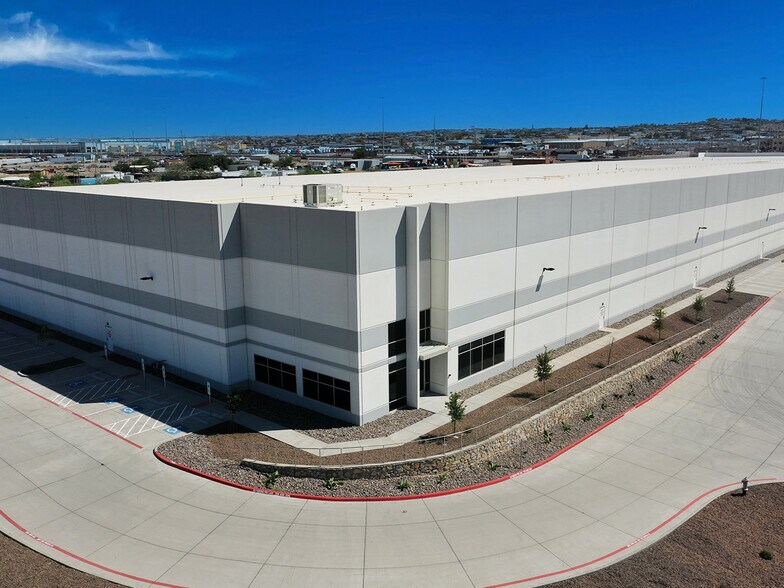 11320 Gateway Blvd East, El Paso, TX à louer - Photo principale – Image 1 sur 1
