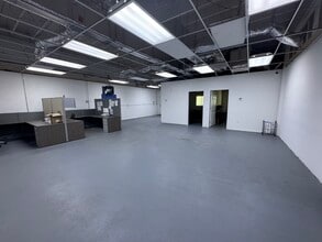 3711 NW 36th St, Miami, FL à louer Photo intérieure– Image 2 sur 4