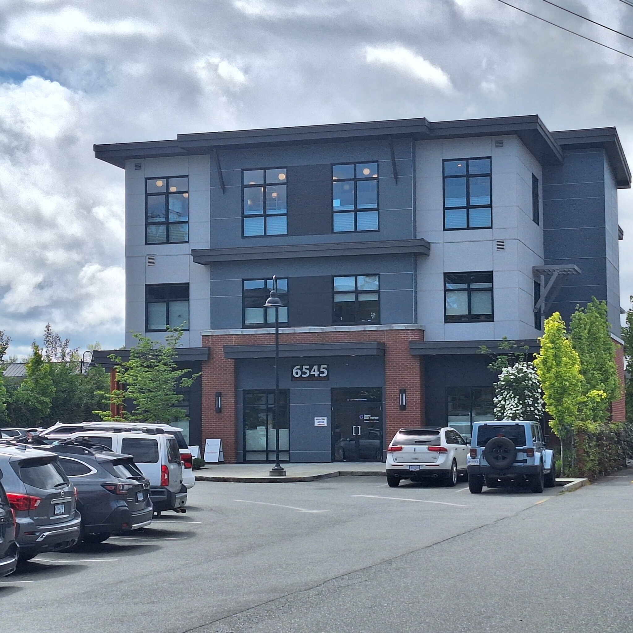 6545 Portsmouth Rd, Nanaimo, BC à vendre Photo principale– Image 1 sur 28