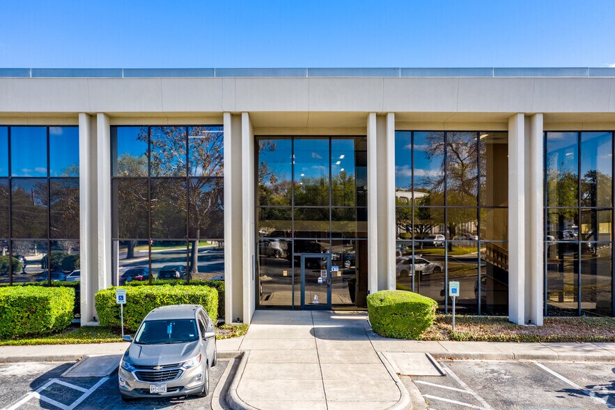 4241 Woodcock Dr, San Antonio, TX à vendre - Photo de l’immeuble – Image 2 sur 3