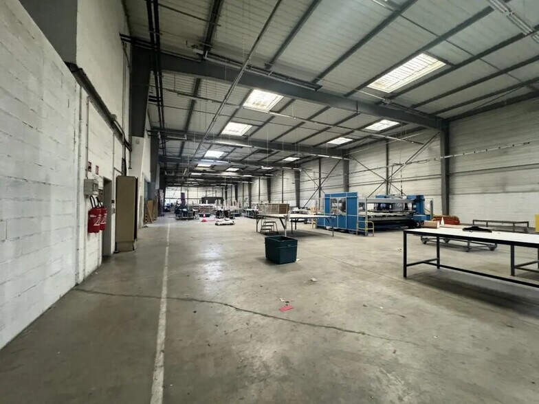 Local d’activités dans La Courneuve à louer - Photo de l’immeuble – Image 2 sur 12