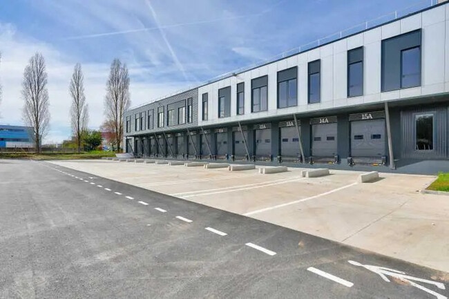 Plus de détails pour 10 Avenue Des Frères Lumière, Trappes - Industriel/Logistique à louer