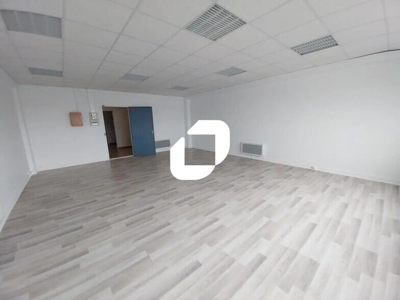 Bureau dans Neuilly-Plaisance à louer - Photo de l’immeuble – Image 2 sur 17