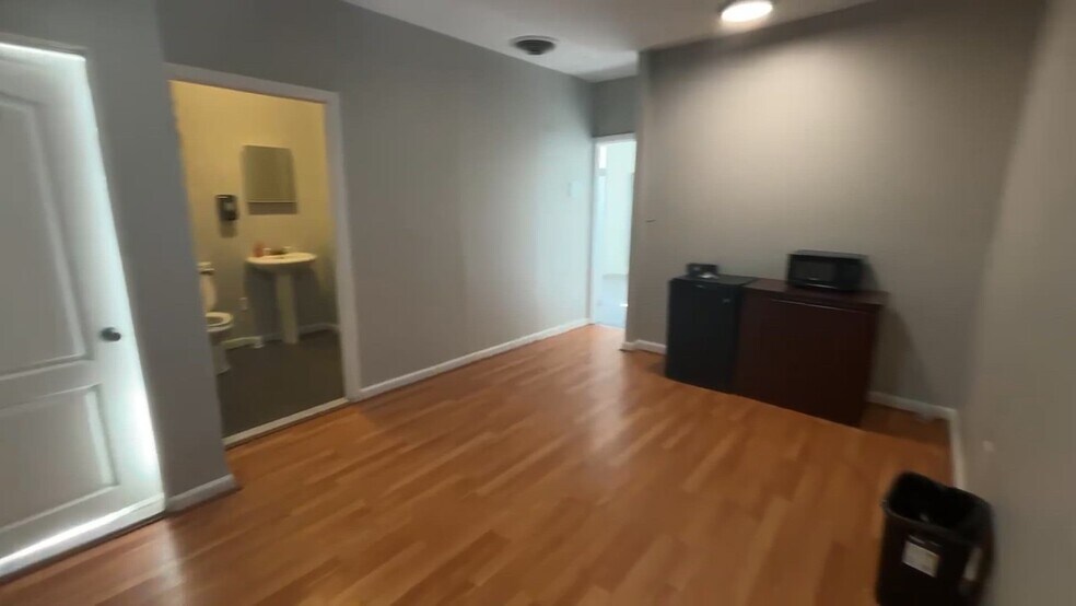 1004 Reisterstown Rd, Pikesville, MD à louer - Vidéo sur l’annonce professionnelle – Image 2 sur 11