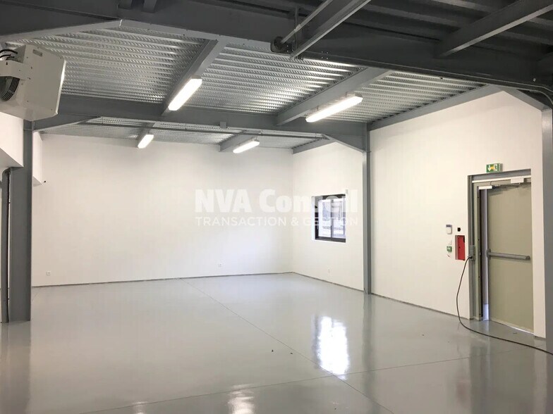 Local d'activités dans Franconville à vendre - Photo de l’immeuble – Image 3 sur 12