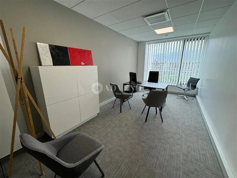 Bureau dans Jossigny à louer - Photo de l’immeuble – Image 1 sur 5