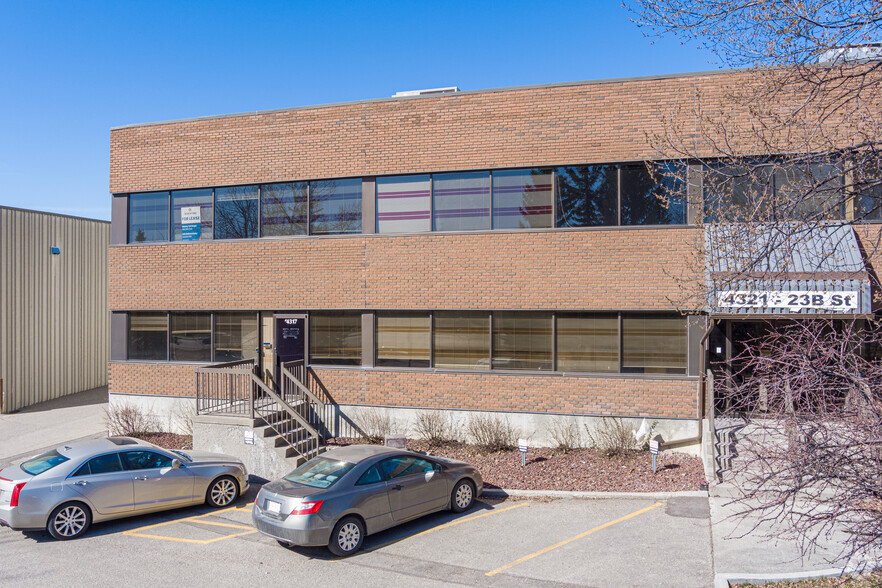 2443 42 Av NE, Calgary, AB à louer - Photo de l’immeuble – Image 3 sur 5