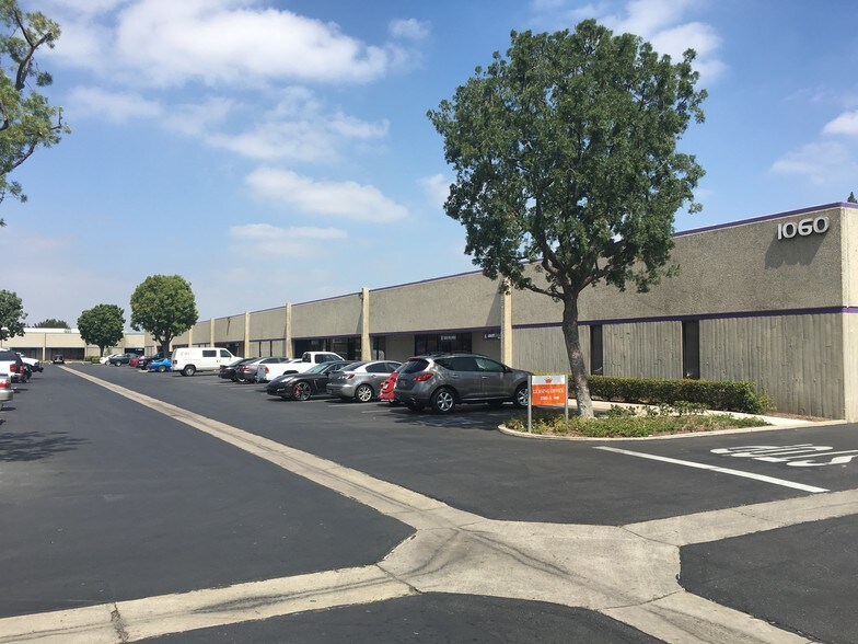 1060 N Batavia St, Orange, CA à louer - Photo de l’immeuble – Image 1 sur 3
