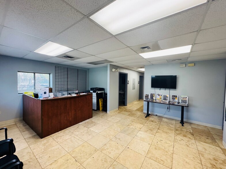 11339 E Distribution Ave, Jacksonville, FL à louer - Photo de l’immeuble – Image 2 sur 4