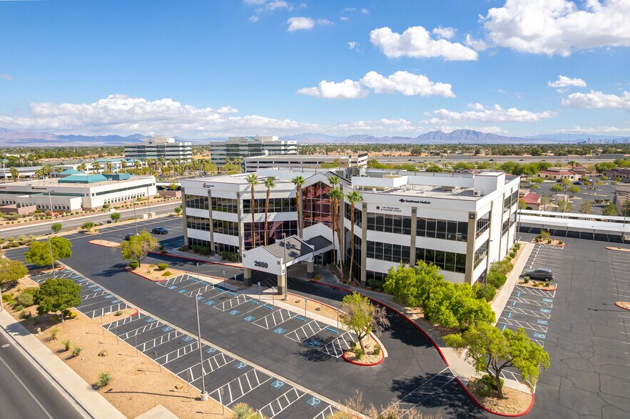 2650 N Tenaya Way, Las Vegas, NV à louer - Photo de l’immeuble – Image 2 sur 10