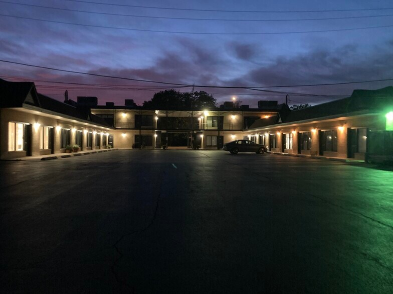 381 N York Rd, Elmhurst, IL à louer - Photo de l’immeuble – Image 3 sur 12