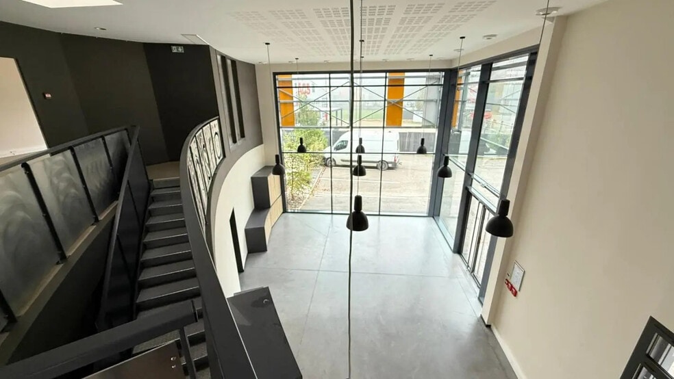 Local d’activités dans Saint-Denis-lès-Bourg à louer - Photo de l’immeuble – Image 3 sur 27