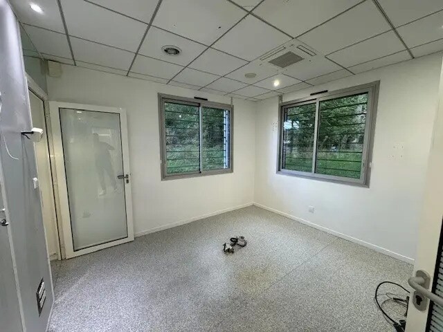 Bureau dans Saint-Priest-en-Jarez à louer - Photo de l’immeuble – Image 3 sur 6